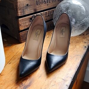 Valentino Black Leather Classic Single Stud  Heeled Pump